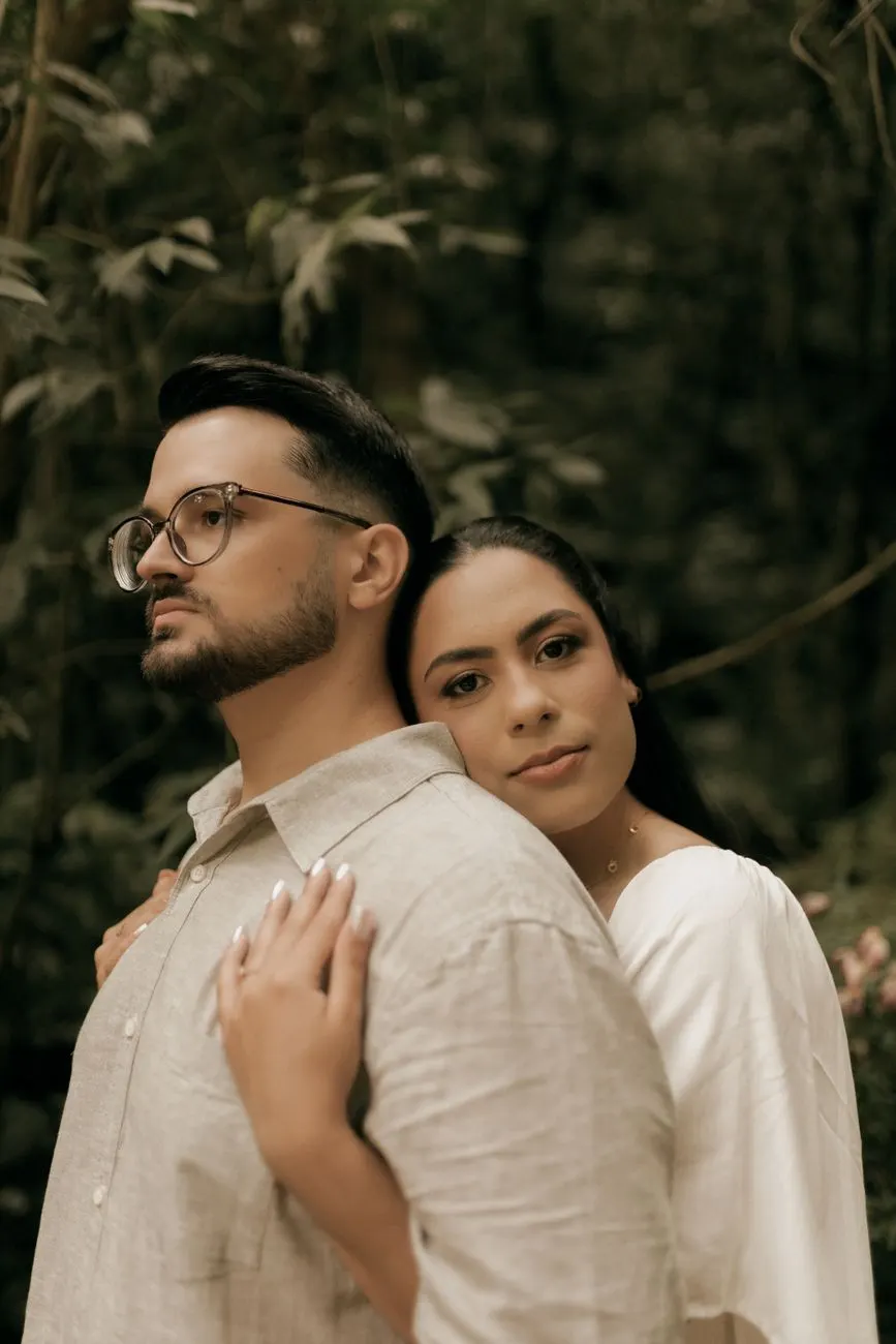 Casal abraçado ao ar livre, foto enviada por um convidado